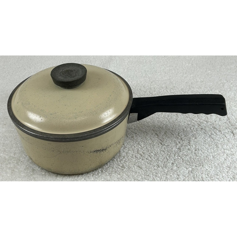 Vintage Club Aluminum 1.5 Qt Saucepan Pot w/ Lid Beige Color USA